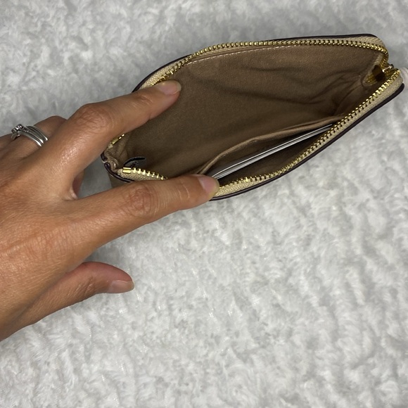 Sold Corner Zip Wristlet In Signature Canvas With Nostalgic Ditsy Print, flowers - Picture 4 of 7